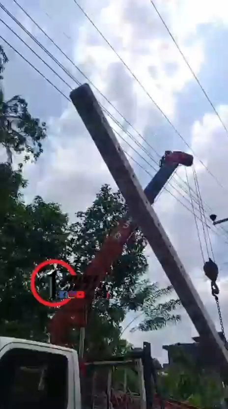 කඩවත දී විදුලි කණුවක් සිටුවමින් සිටි පිරිසකට විදුලි සැර වැදීමෙන් එක් අයෙකු මරුට. අසල සිටි අයෙකුගේ කැමරාවේ සියල්ල පටිගත් වෙයි.