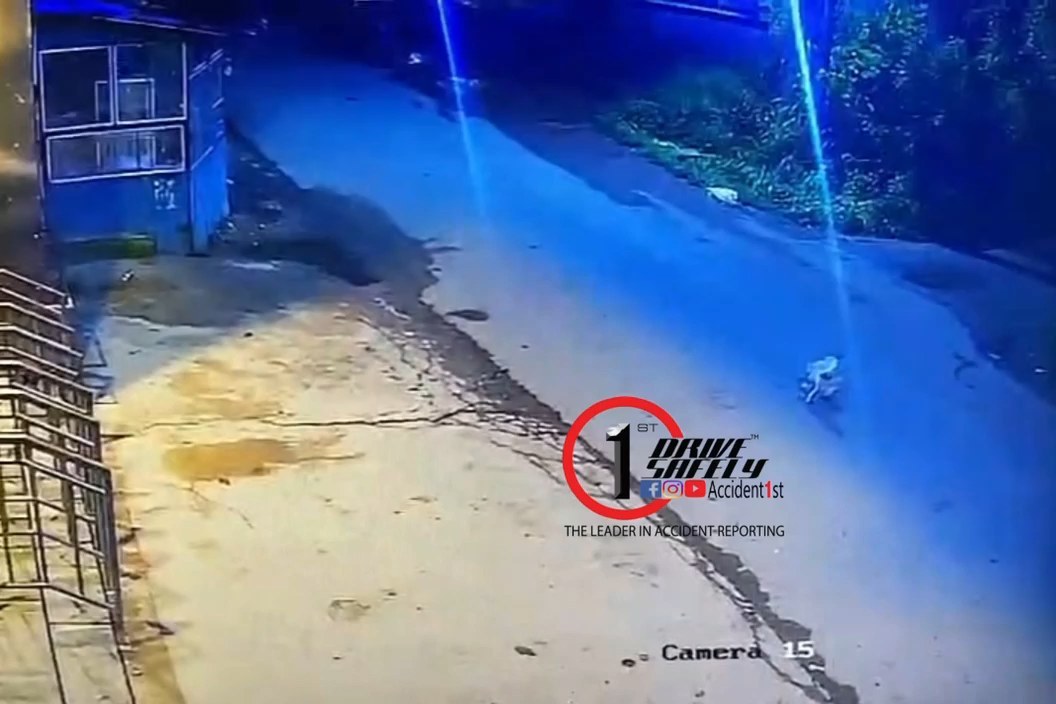 அருகில் உள்ள சிசிடிவி கேமராவில் ஹெல்மெட் அணியாமல் மோட்டார் சைக்கிளில் செல்லும் இரண்டு இளைஞர்கள் சாலையைக் கடக்கும் தெரு நாய் தாக்கியது.