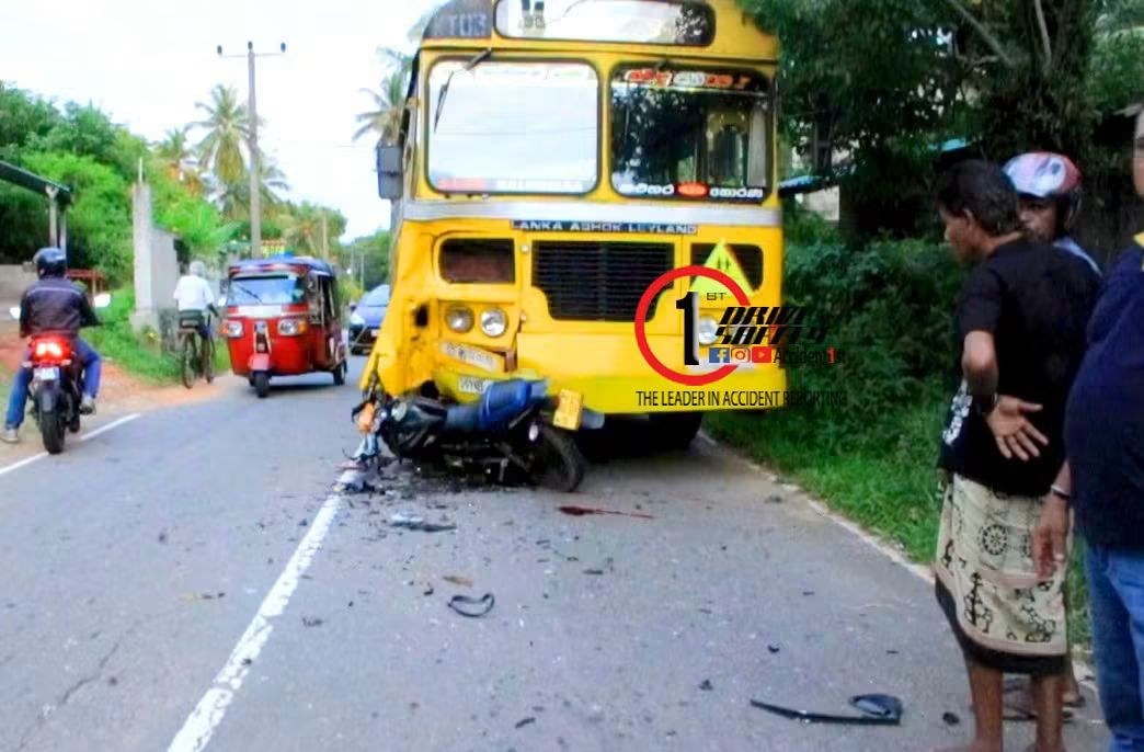 மோட்டார் சைக்கிளும் பஸ்ஸும் நேருக்கு நேர் மோதியதில் மோட்டார் சைக்கிளில் பயணித்த 23 வயதுடைய இளைஞனும் 16 வயதுடைய மாணவியும் உயிரிழந்துள்ளனர்.