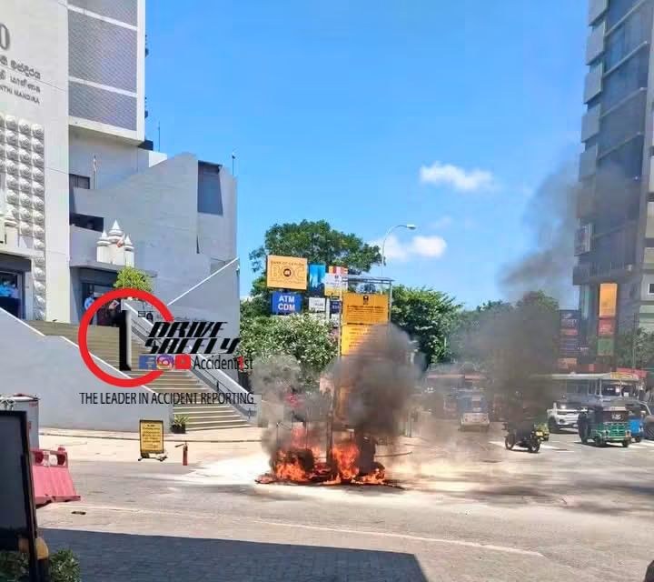 A three-wheeler suddenly bursts into flames after leaving a petrol station at Tummulla intersection: The vehicle was completely destroyed even when the fire brigade arrived.