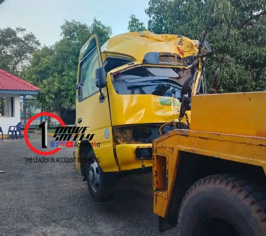 A private bus traveling from Nikaveratiya to Anuradhapura collided with a tree at Tirappane Galkulam on the A9 route: 14 passengers in hospital