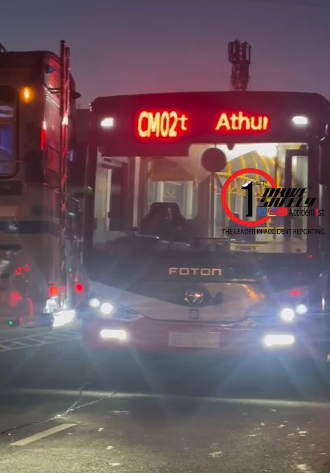 අතුරුගිරිය-කොළඹ මාර්ගයේදී පෞද්ගලික බස් රථයක් Metro බස් රථයක හිතාමතා ගැටී පාර හරස් කරයි: මගීන් දැඩි අපහසුතාවට පත්කළ අශිෂ්ට මාෆියාවට එරෙහිව ජනතා විරෝධය