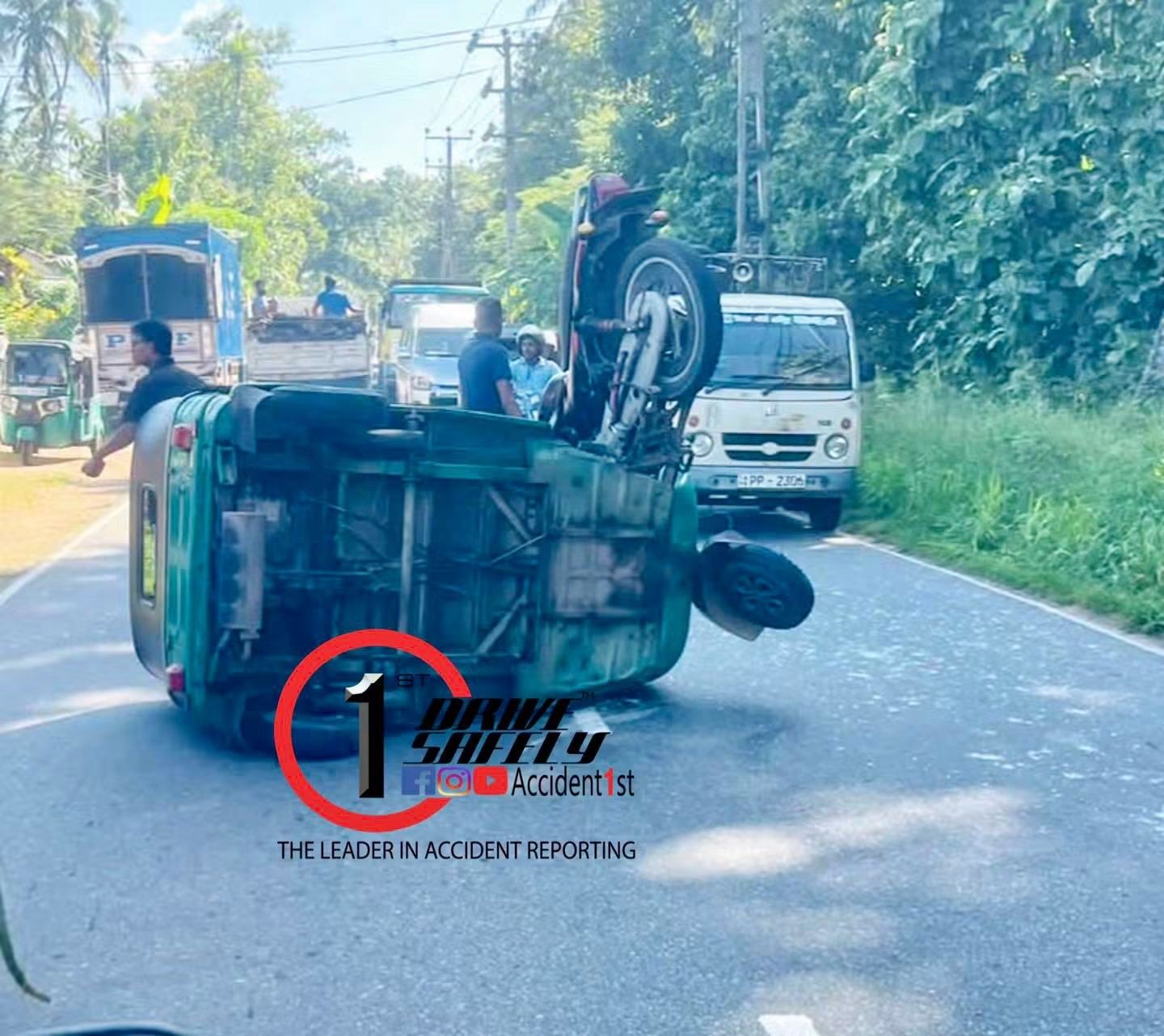 A motorcycle and a three-wheeler collide in Badalgama, Negombo and overturn: the unusual accident where the motorcycle got stuck in the three-wheeler