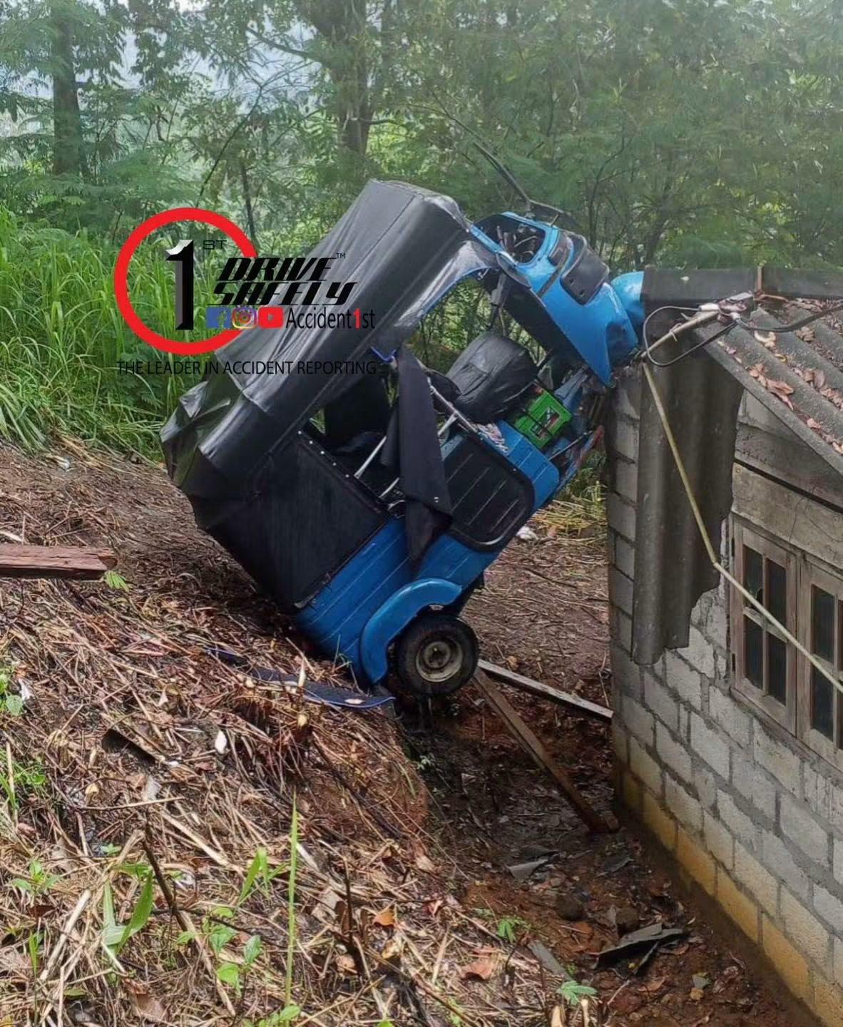 නාවලපිටිය ග්‍රීන්වුඩ්හිදී මාර්ගයෙන් ඉවතට පැන ප්‍රපාතයට පෙරළුණු ත්‍රිරෝද රථයක් පහළ නිවසක වහලය මතට කඩා වැටෙයි