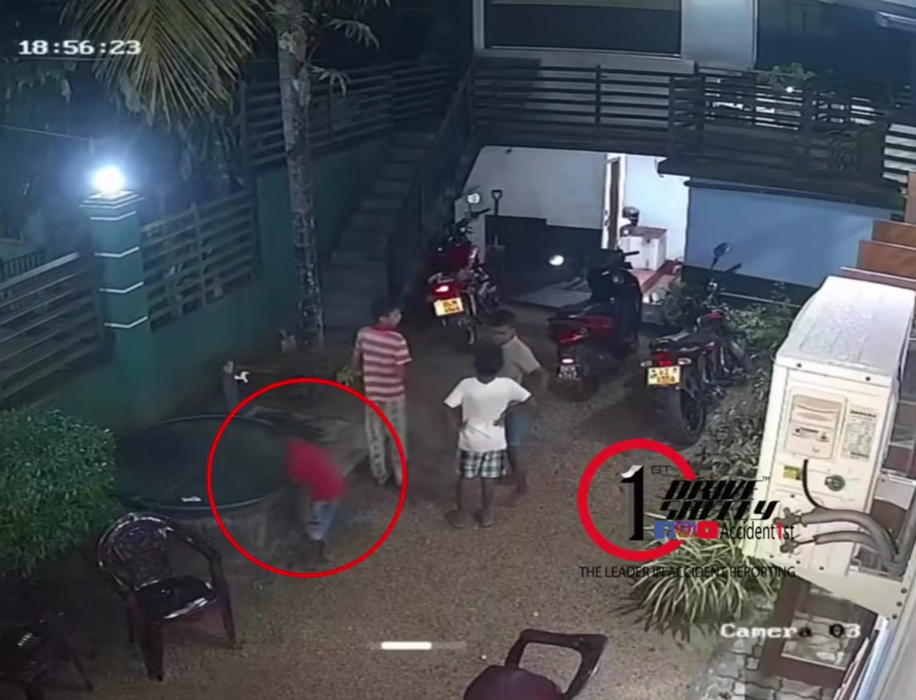 A four-year-old boy who fell into a well at a funeral home in Pasyal is immediately rescued by an army soldier who is on leave: the heroism of the man who fulfilled his duty despite not being in uniform is caught on CCTV.