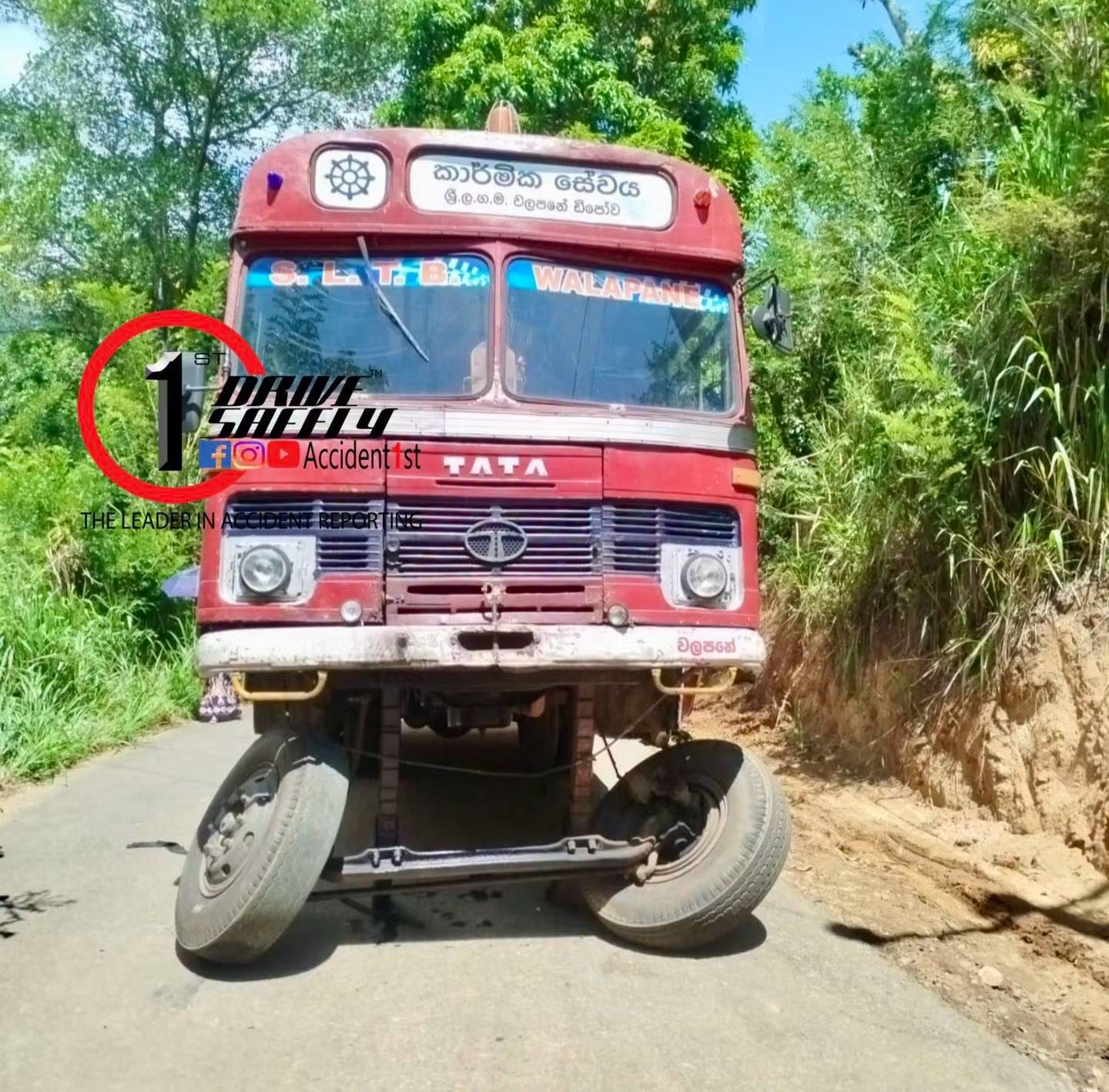S.L.T.B. came to tow the student bus that suffered a technical fault in Walapane area. The front axle and the wheel pair of the industrial service bus came off and there was an accident