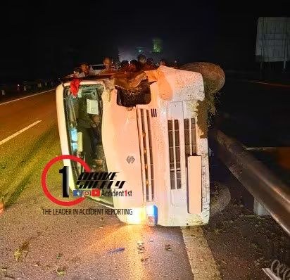 A bus collided with two vans that had stopped to help an overturned minivan near the 80.5 km post of the Southern Expressway, chainsaw accident: several injured