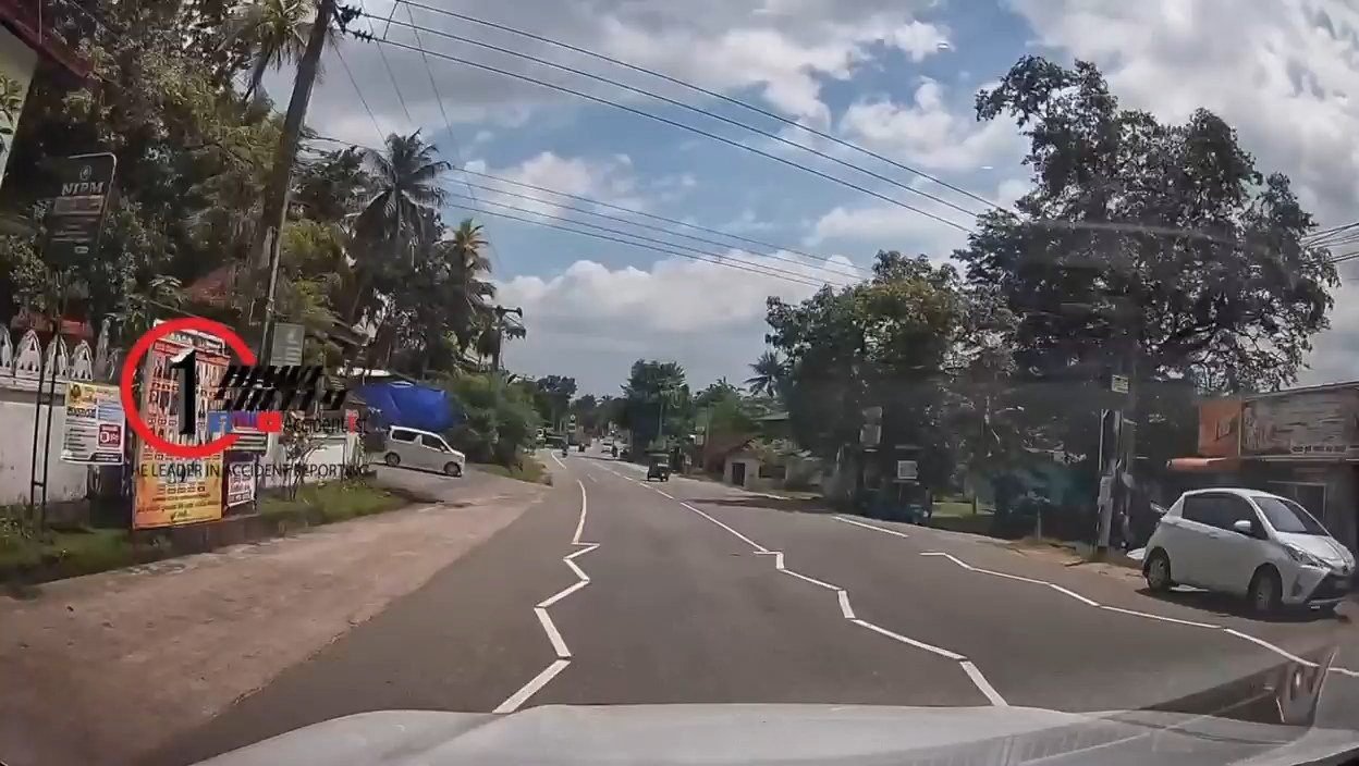 Two youths who skidded to escape the right-turning vehicle collided with a parked three-wheeler on a motorcycle: Accident near Kaduwela Koralathota Temple on Dashcam