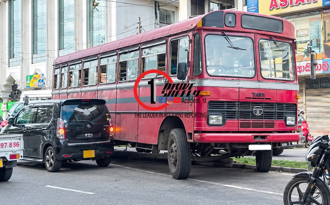SLTB Bus Suffers Mechanical Failure, Crosses Median, and Collides with Cars and Motorcycles in Katugastota Town