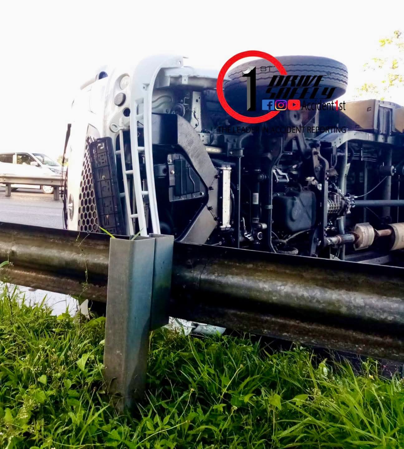 Mini Truck Overturns on Southern Expressway at 76th Milestone, Scattering Seafood Cargo and Disrupting Traffic