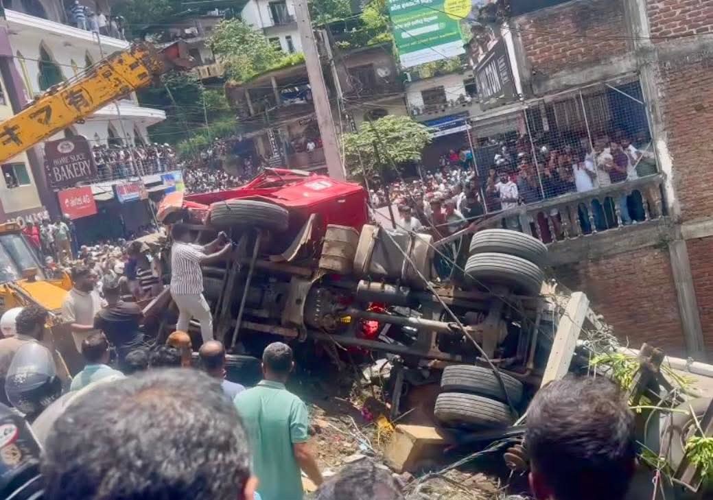 Cement Bulker Loses Control and Overturns on Nearly 10 Vehicles at Akurana 7th Milepost Kurugoda Junction: 4 Fatalities Reported