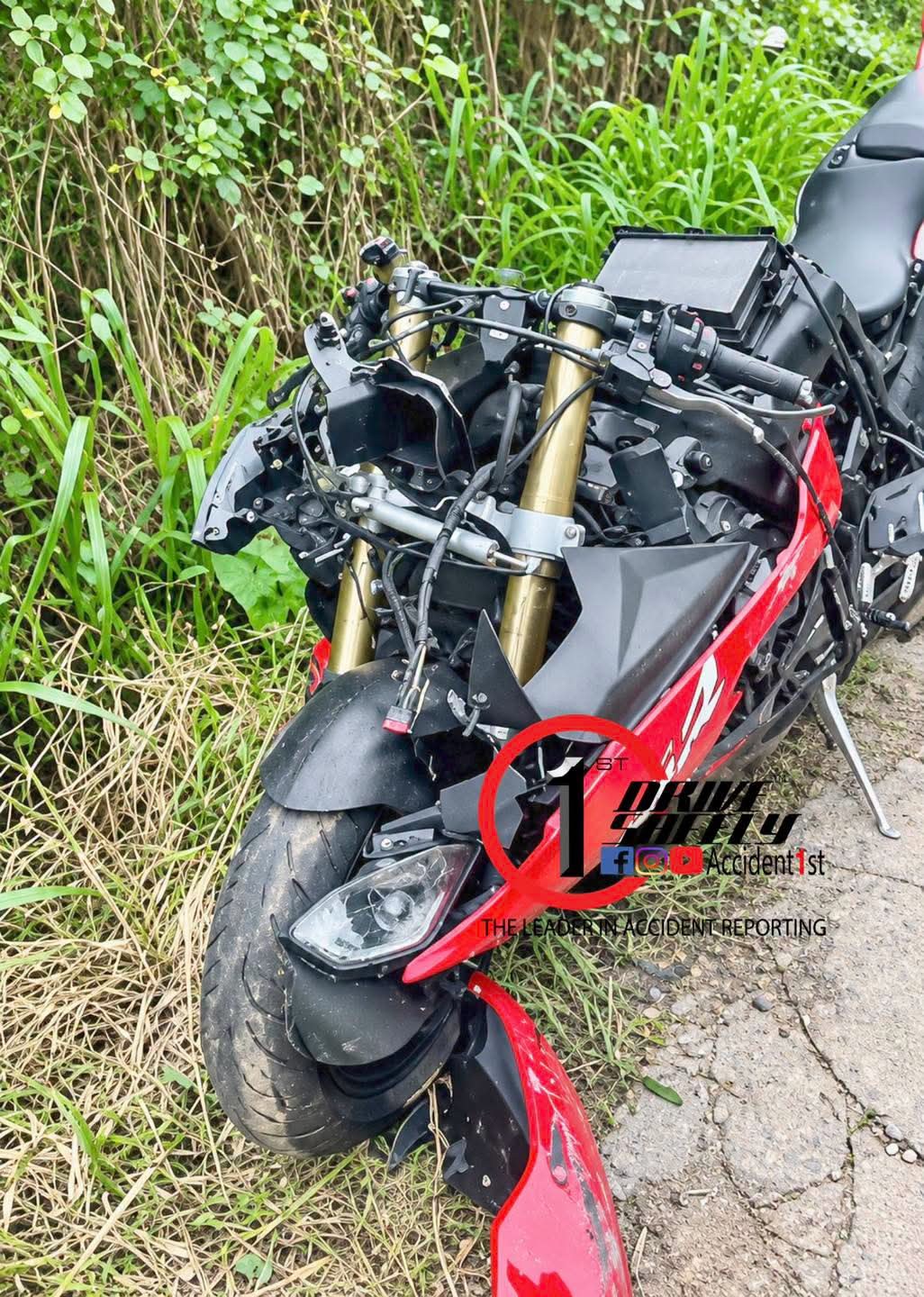 ​🚨 කුරුණෑගල - හිරිපිටිය ප්‍රධාන මාර්ගයේ මාලගමුව ආසන්නයේදී පෙරේදා (2026/10/27) අධිබලැති යතුරුපැදියක් (Superbike) සහ මගී ප්‍රවාහන බස් රථයක් එකිනෙක ගැටී බරපතළ මාරක රිය අනතුරක් සිදුවිය.