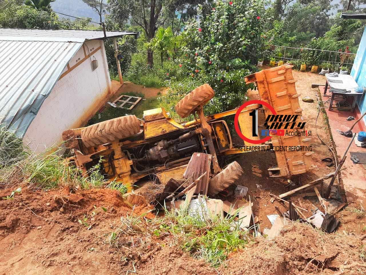 මාතලේ රිවස්ටන් කඳුකර මාර්ගයේදී පාලනය ගිලිහුණු බැකෝ යන්ත්‍රයක් බෑවුමකට පෙරළී අනතුරක් 